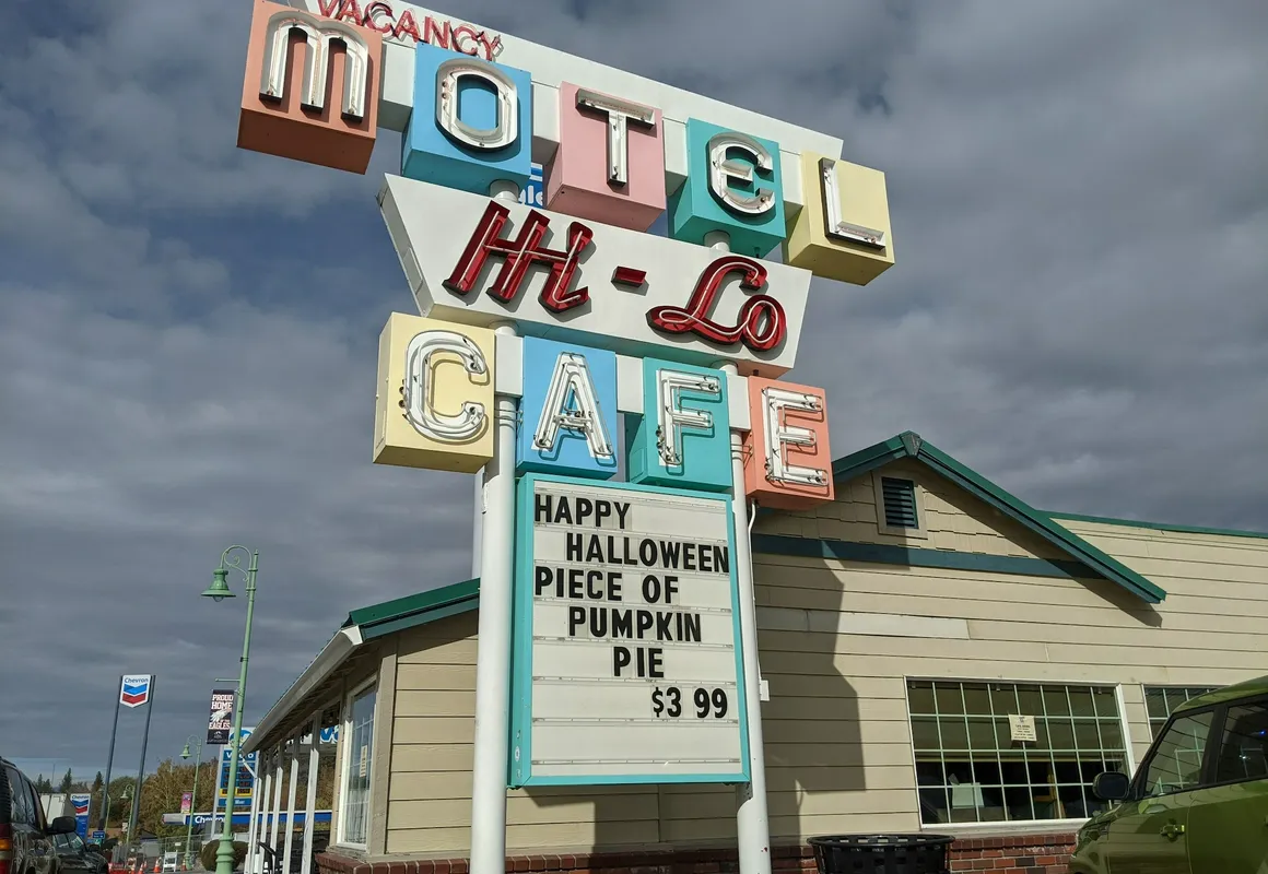 Hi-Lo Motel, Cafe and RV Park Mount Shasta Area hotel hero