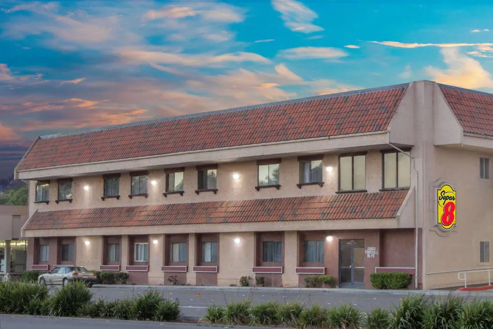 Super 8 by Wyndham Hayward Downtown hotel hero