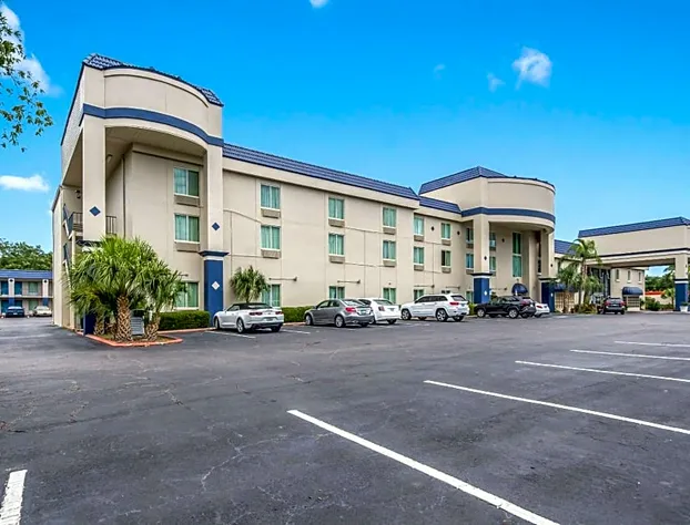 Clarion Inn & Suites Central Clearwater Beach hotel detail image 4