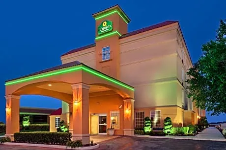 La Quinta Inn & Suites by Wyndham Tulsa Central hotel hero