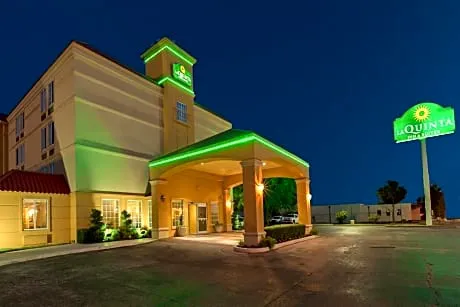 La Quinta Inn & Suites by Wyndham Tulsa Central hotel detail image 1