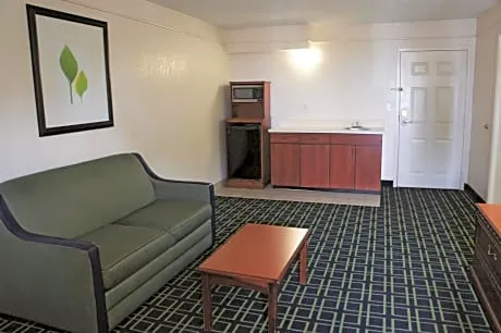 La Quinta Inn & Suites by Wyndham Tulsa Central hotel detail image 4