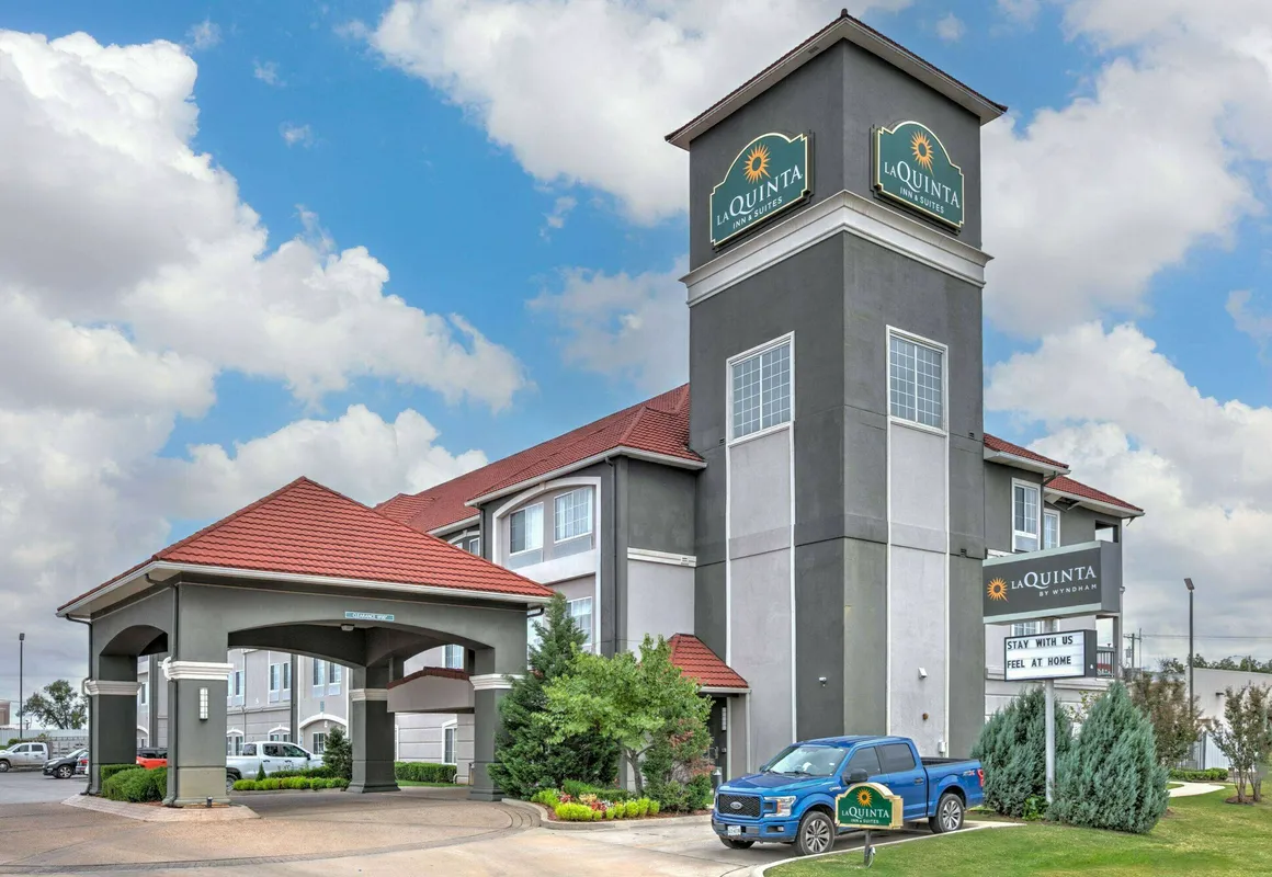 La Quinta Inn & Suites by Wyndham Tulsa Airpt / Expo Square hotel hero