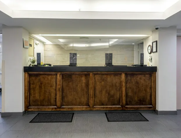 HomeTown Inn by Red Roof East Syracuse hotel detail image 2