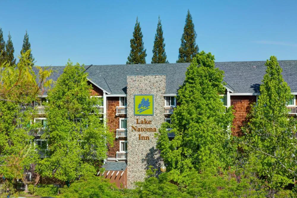 Lake Natoma Inn hotel hero