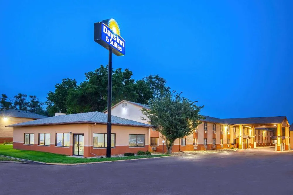 Days Inn & Suites by Wyndham Waterloo hotel hero