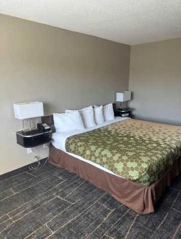 Super 8 by Wyndham Webster/Rochester hotel detail image 4