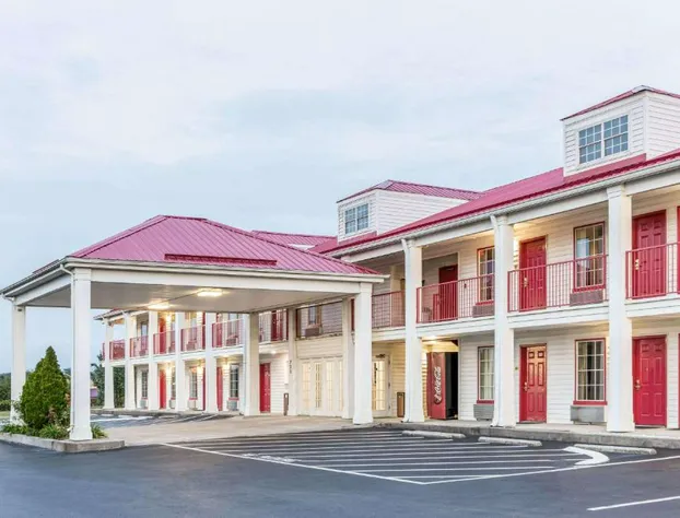 Super 8 by Wyndham Clinton hotel detail image 2