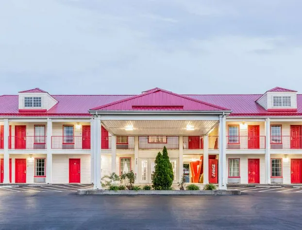 Super 8 by Wyndham Clinton hotel detail image 1