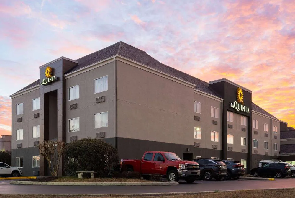 La Quinta Inn & Suites by Wyndham Knoxville Airport hotel hero