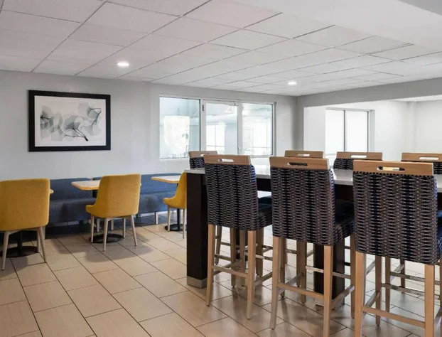 La Quinta Inn & Suites by Wyndham Knoxville Airport hotel detail image 3