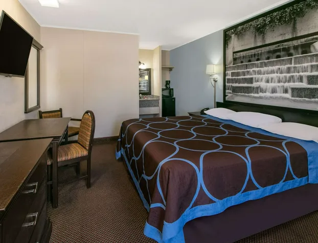 Super 8 by Wyndham Lubbock Civic Center North hotel detail image 3