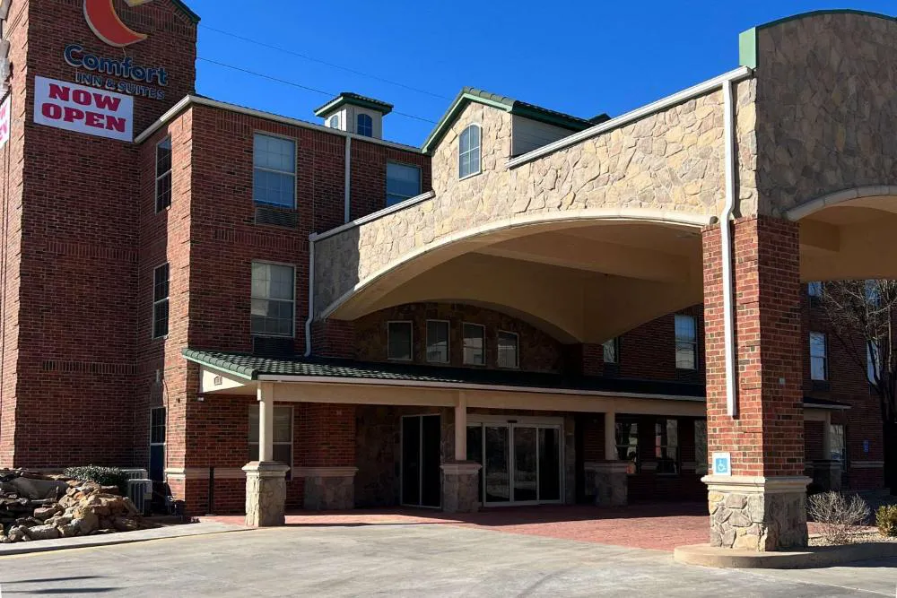 Comfort Inn & Suites hotel hero