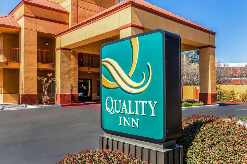 Quality Inn Fresno Near University hotel hero