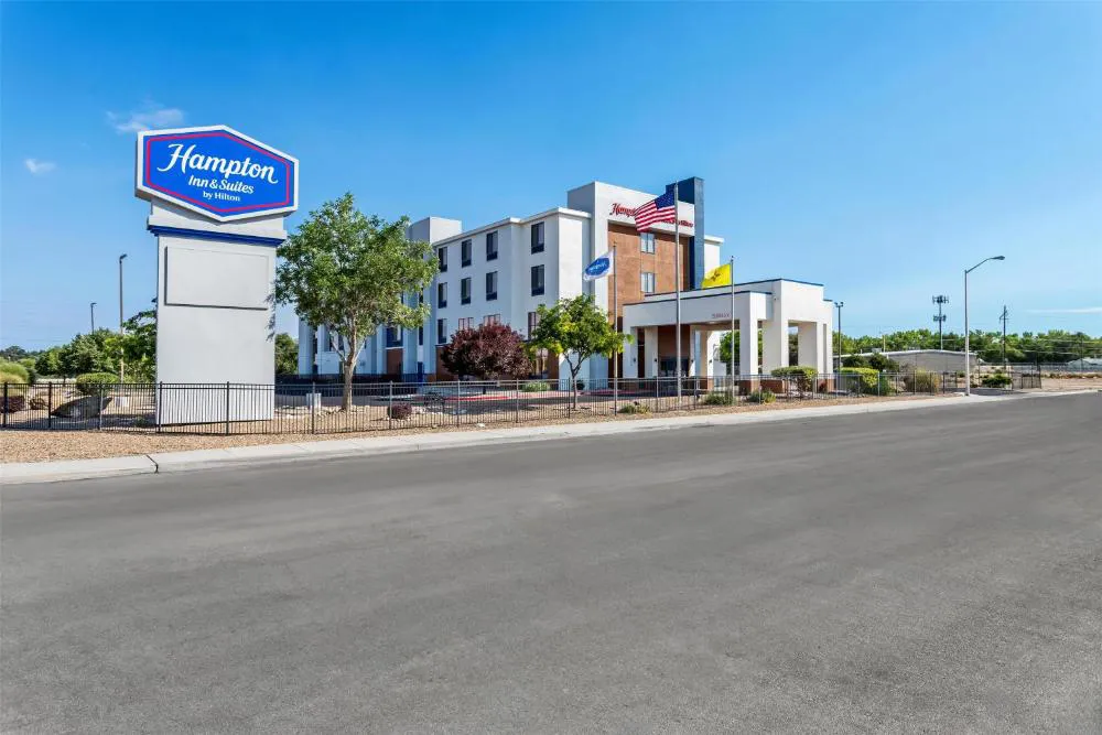Hampton Inn & Suites Farmington hotel hero
