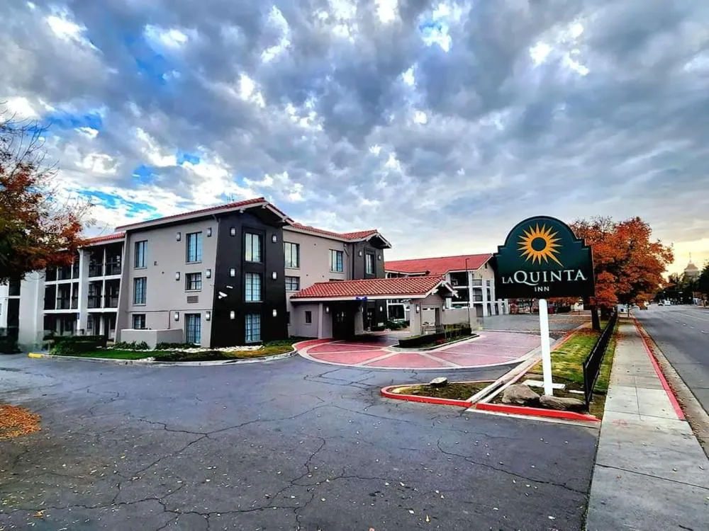 La Quinta Inn by Wyndham Fresno Yosemite hotel hero