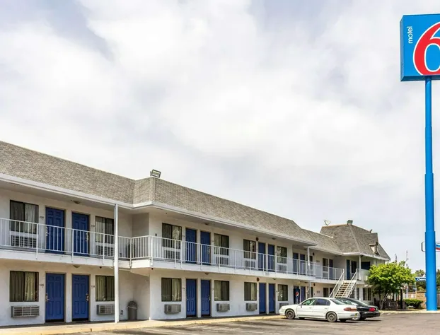 Motel 6 Fresno, CA - Belmont Ave hotel detail image 1