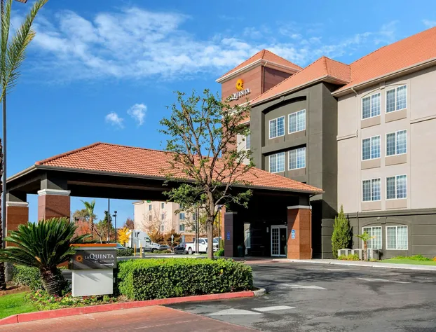 La Quinta Inn & Suites by Wyndham Fresno Riverpark hotel detail image 1