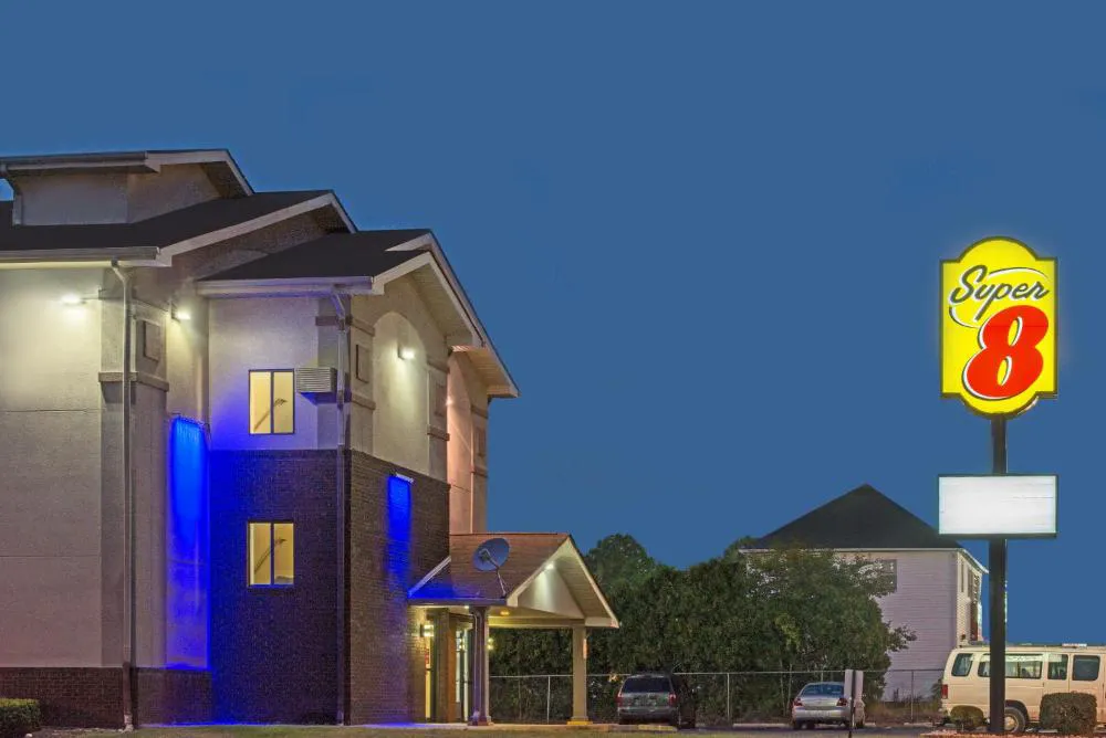 Super 8 by Wyndham New Castle hotel hero