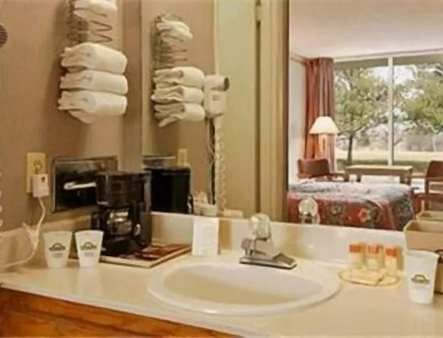 Days Inn by Wyndham White House hotel detail image 4