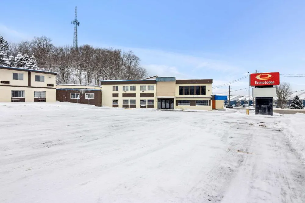 Econo Lodge Manistee hotel hero