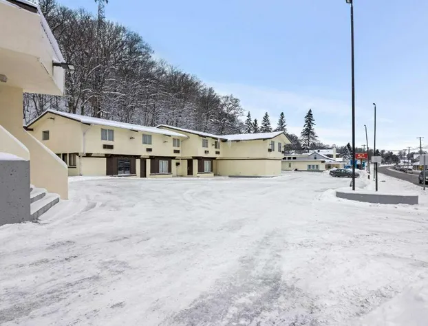 Econo Lodge Manistee hotel detail image 3