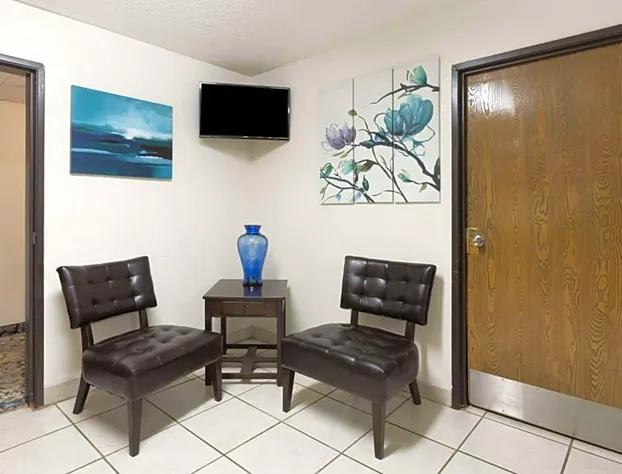 Super 8 by Wyndham Hampton hotel detail image 1