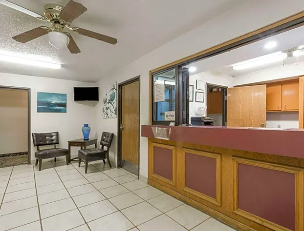 Super 8 by Wyndham Hampton hotel detail image 2