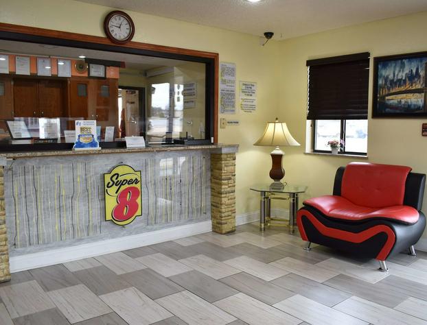 Super 8 by Wyndham Newport News/Jefferson Ave. hotel detail image 4