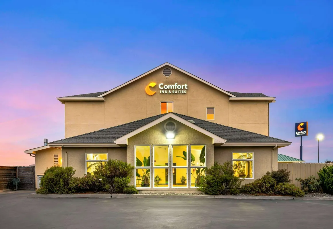 Comfort Inn & Suites Redwood Country hotel hero