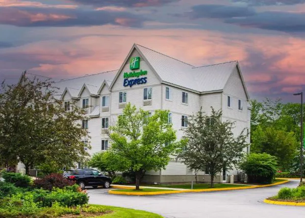 Holiday Inn Express & Suites Lincoln East - White Mountains by IHG hotel detail image 1