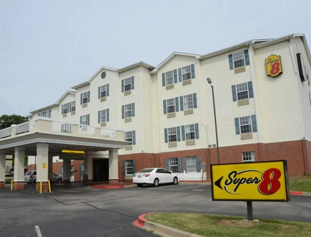 Super 8 by Wyndham Louisville/Expo Center hotel detail image 1