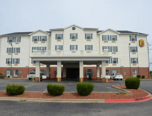 Super 8 by Wyndham Louisville/Expo Center hotel detail image 1