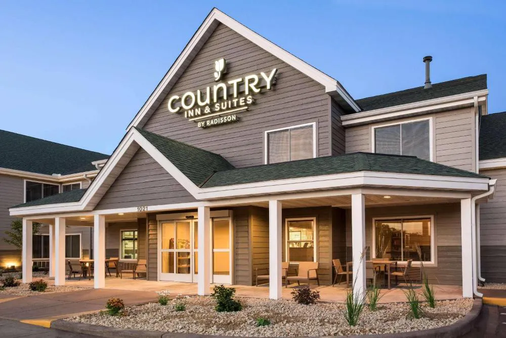 Country Inn & Suites by Radisson, Chippewa Falls, WI hotel hero