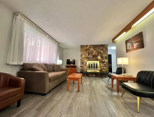 Econo Lodge Motel Village hotel detail image 2