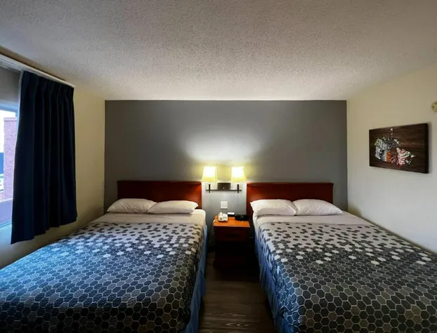 Econo Lodge Motel Village hotel detail image 3