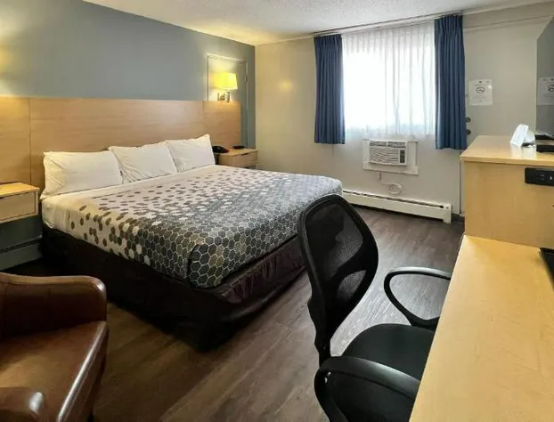 Econo Lodge Motel Village hotel detail image 4