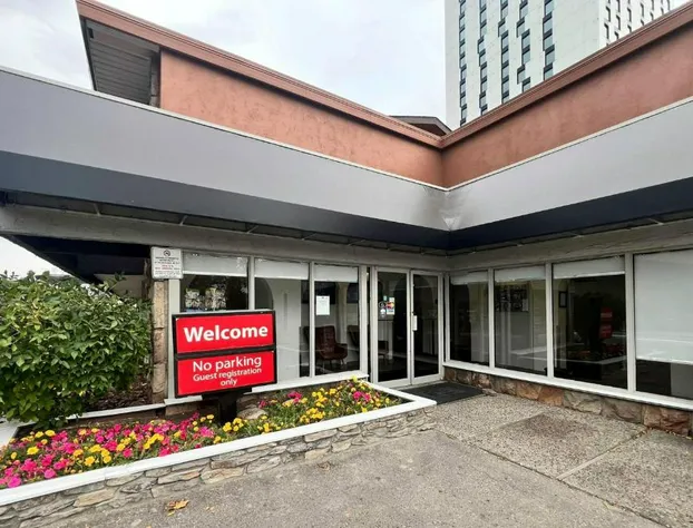 Econo Lodge Motel Village hotel detail image 3