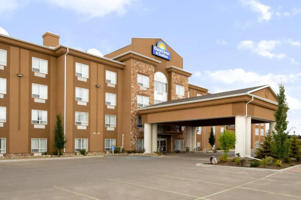 Days Inn & Suites by Wyndham Strathmore hotel hero