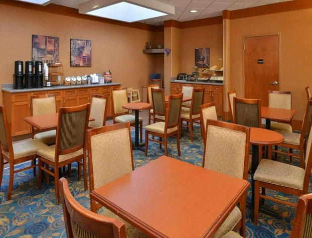 Econo Lodge Inn & Suites University hotel detail image 3