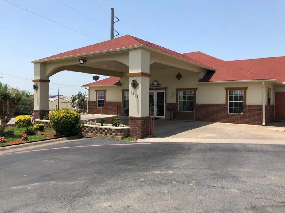 Days Inn by Wyndham Gainesville hotel hero