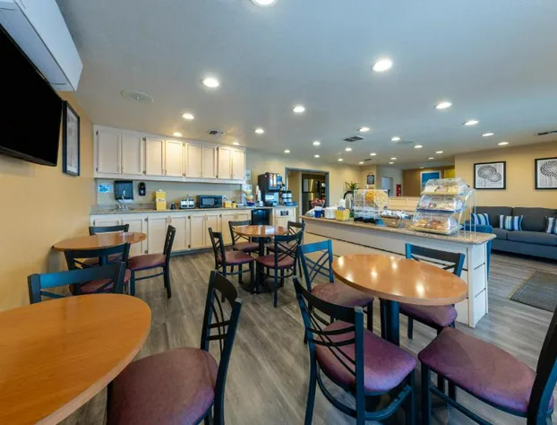 Days Inn by Wyndham Lathrop hotel detail image 4