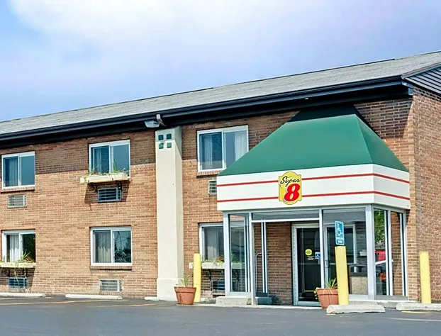 Super 8 by Wyndham Kenmore/Buffalo/Niagara Falls Area hotel detail image 1