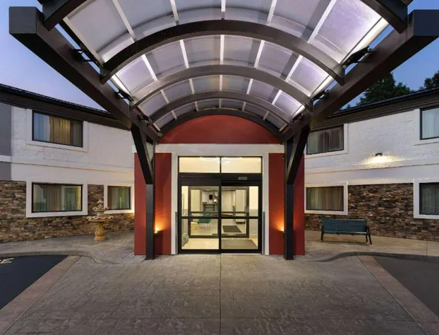 La Quinta Inn by Wyndham Buffalo Airport hotel detail image 4