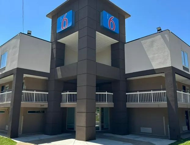 Motel 6 Raleigh, NC - North hotel detail image 2