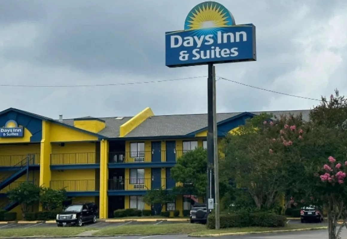 Days Inn & Suites by Wyndham Mobile hotel hero