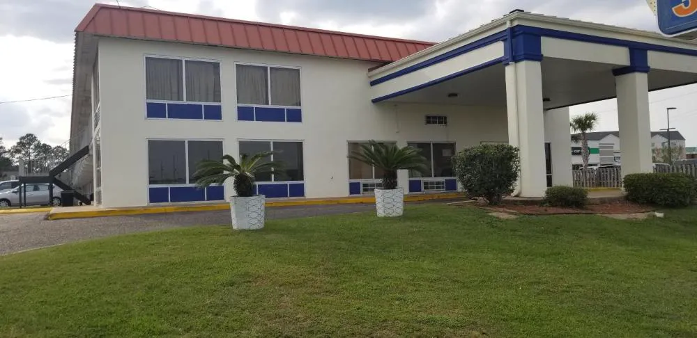 Family Inns Of America - Mobile hotel hero