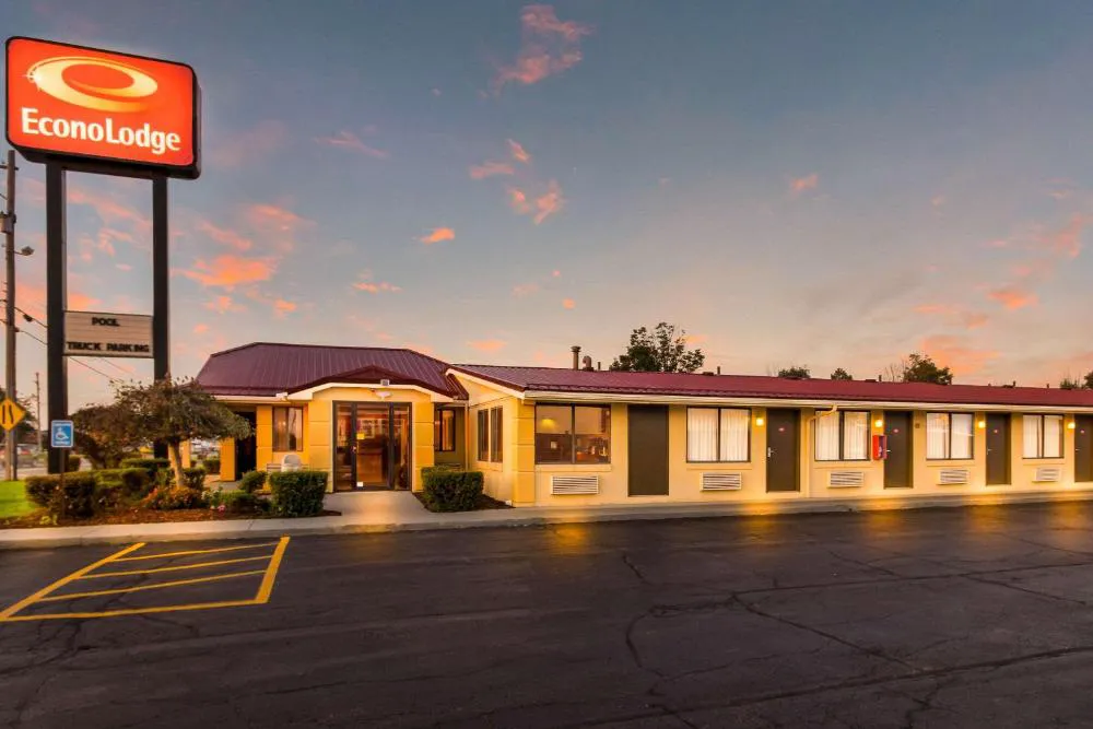 Econo Lodge Norwalk hotel hero