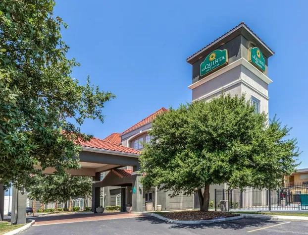La Quinta Inn & Suites by Wyndham New Braunfels hotel detail image 1