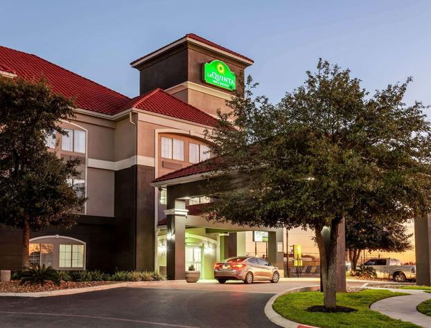 La Quinta Inn & Suites by Wyndham New Braunfels hotel detail image 1
